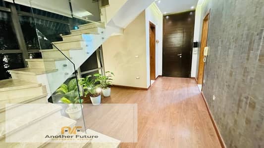 Immediate delivery: an exceptional duplex in La Vert Compound.