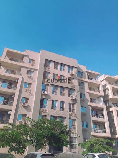 For sale, an apartment in Dar Misr Compound, Qarnfal, First Assembly, directly in front of Gate 24, Al Rehab and the Eastern Market, and behind the Office of the Attorney General and the General Security Directorate, 130m, North, explicit.