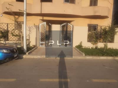 Apartment for rent at a bargain price, ultra-super-lux finished, prime location on the main road in New Cairo, Yasmin 8
