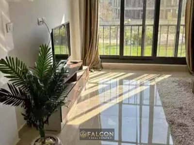 شقة 3 غرف  بجاردن كبيرة  جاهزة للسكن الفوري( تشطيب راقي جداا ) في كمبوند المراسم فيفث اسكوير بالتكيفات والمطبخ