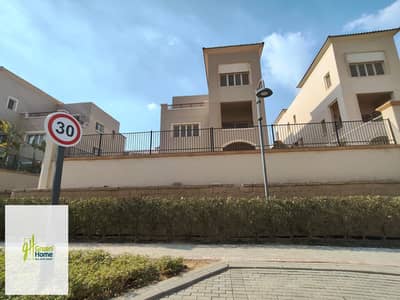 الصف الثاني على الـGolf | جاهزة للسكن | فيلا Standalone للبيع | EMAAR – Uptown Cairo