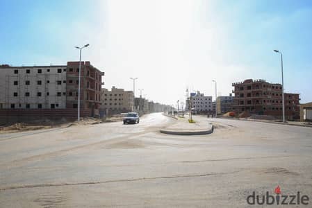ارض للبيع واجهه علي فاصل تاني نمرة من طريق السويس في شمال الرحاب التجمع الاول القاهره الجديده