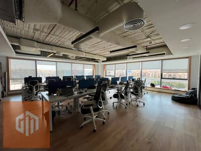 بافضل سعر مكتب مفروش وجاهز للتشغيل 450 متر على التسعين الجنوبي القاهرة الجديدة