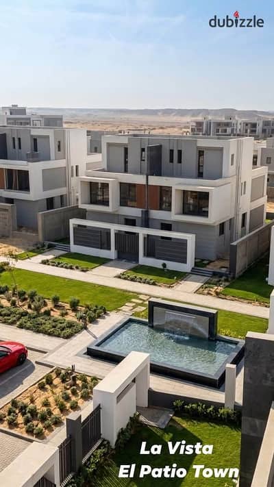 دقائق من الجامعه الأمريكيه تاون هاوس للبيع في أميز لوكيشن في التجمع الخامس بجوار ميفيدا وهايد بارك في كمبوند الباتيو تاون من شركه لافيستا