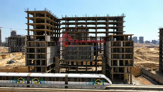 مقدم 10% وتقسيط حتى 10 سنين  مكتب 39م في CUBES Complex – Downtown، صف أول على محور المونوريل وبأكبر واجهة مباشرة 90م