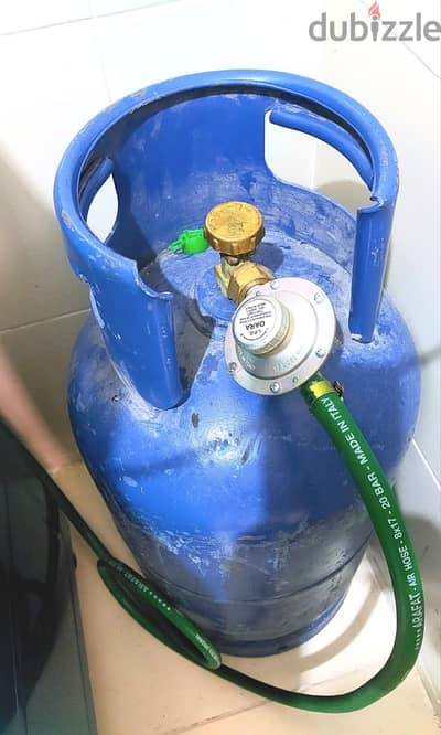 أنبوبة غاز  بجميع مشتملاتها ( منظم ايطالي + الخرطوم)