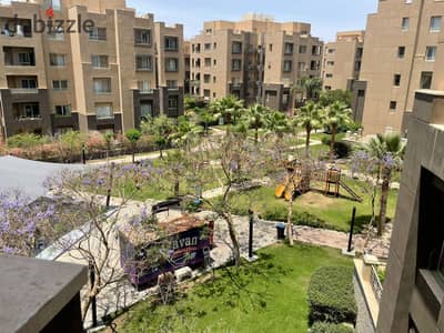 بنتهاوس . . نصف مفروش. . يطل على حديقة واسعة.