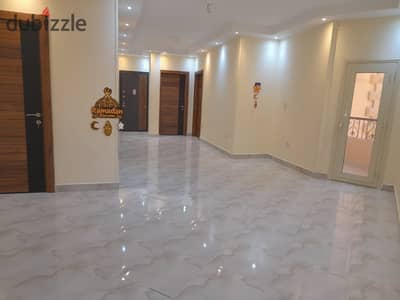 شقه مميزه للبيع بالثامنه عمارات
