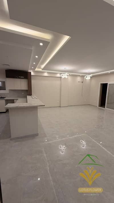 شقة فاخرة للايجار بالمطبخ بفيلات البنفسج 4 التجمع الأول بجوار معهد تاجان