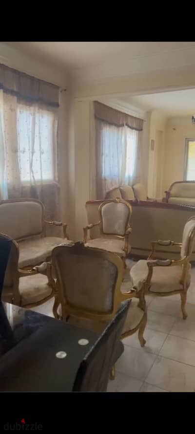 شقة مفروشة للإيجار المعادي شارع مصر حلوان الزراعي تتكون من اثنين غرفه نوم و ريسبشن 2 حمام ومطبخ مكيفه 2 تكييف دور ثالث اسانسير