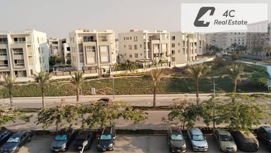 apartment for sale in Hyde Park New Cairo – HPR Phase, featuring a spacious 216 sqm layout, a large reception, and a fully equipped kitchen with ACs.