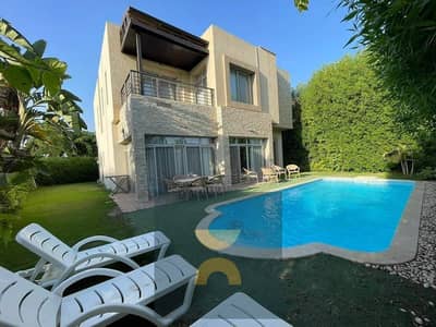 فيلا تاون هاوس fully finished و private pool بخصم فوري او بالتقسيط للبيع علي طريق السويس بجوار سوديك و امام مدينتي  في طلالة بالقرب من البروج ووصال