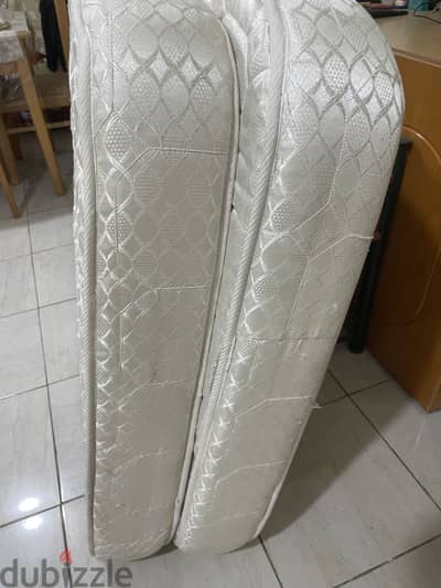 عدد 2  مراتب إسفنج بحالة ممتازة مقاس  190x90