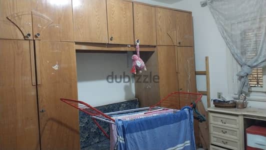 رفة نوم كاملة من خشب الأرو، شغل متين وجودة ممتازة، بحالة جيدة جدًا