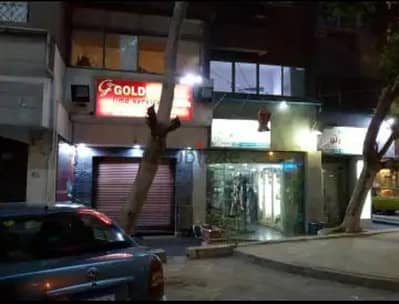 محل ناصيه علي شارعين . به مكان تخزين وبارك خاص . منطقه مدارس و سكني
