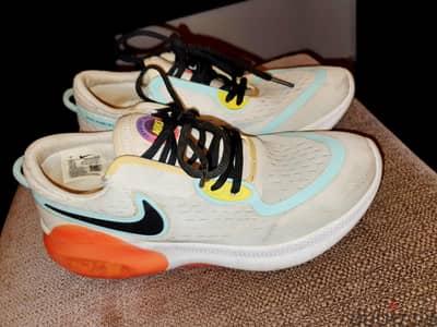 كوتشي جراى فاتح من Nike بحاله جيده