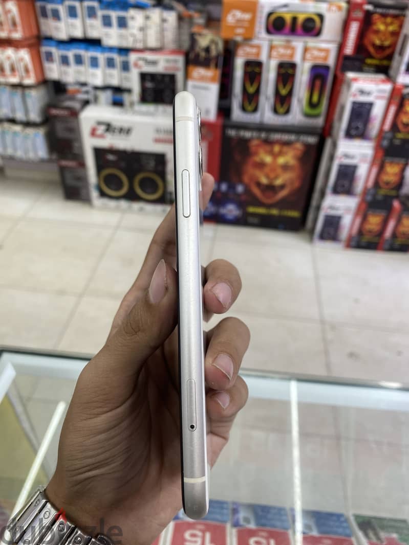 Apple - iPhone 11 4