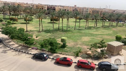 شقة للايجار في البنفسج 2 فيلات دور ثالث اسانسير 300 متر مع رووف 600 متر 4 غرف نوم و 3 حمام ريسبشن 4 قطع تشطيب مودرن لمحبي المساحات الواسعة