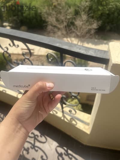 جهاز medicube للعنايه بالبشره و تجديد الخلايا و النضاره