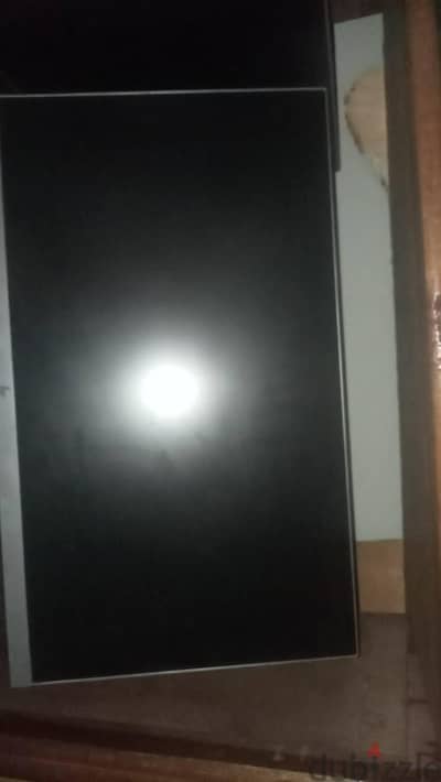 الشاشه فريم ليس 24 بوصه ips فيها جميع المداخل فيها hdmi و viga
