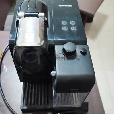 Nespresso Lattissima+ Coffee Machine, Black [F411-ME-BK-NE]