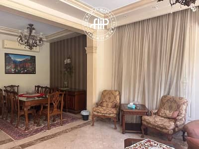 توين هاوس واسع في جيرة، مع حديقة خاصة بمساحة كبيرة.