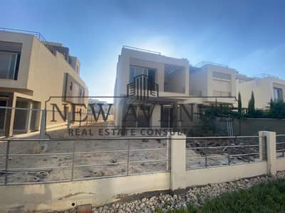 توين هاوس مميز جداً في بالم هيلز نيو كايرو بواجهة بحرية وإطلالة مباشرة على اللاندسكيب.