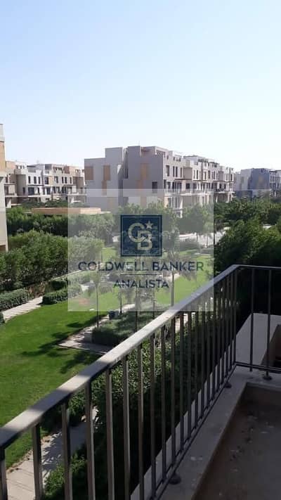 تريبلكس للبيع في ايستاون في افضل لوكيشن مميزجدا 304 متر متشطب بالتكيفات والمطبخ