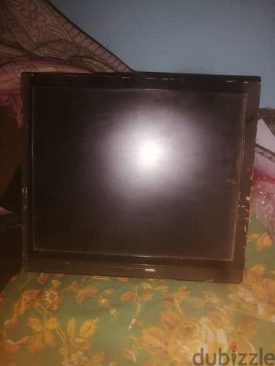 للبيع شاشه  lcd17 بوصه