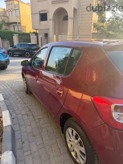 رينو سانديرو 2015 أوتوماتيك – 98,000 كم – سجل صيانة معتمد