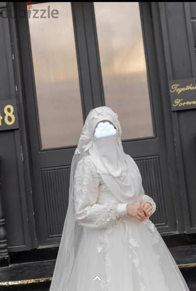 فستان زفاف أبيض أنيق بحالة ممتازة كالجديد (شامل الطرحة)