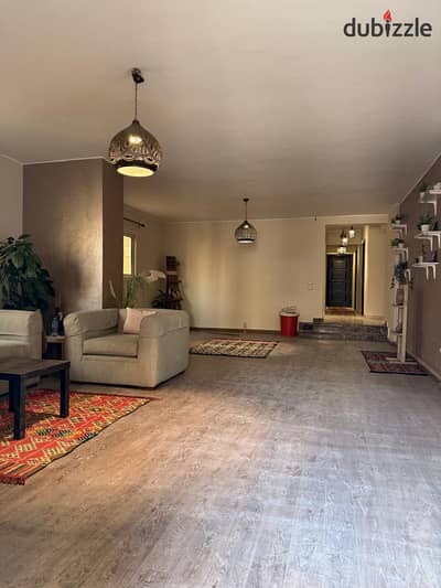 Apartment 215 m 3 rooms super lux for sale in the thirteenth quarter, a minute to the street and Al-Khamseen Mall, special price.