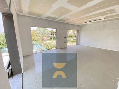 فرصة مميزة للبيع الان فيلا 3 طوابق كورنر double view بخصم فوري 50 % او قسط علي 12 سنة علي طريق السويس بالقرب من سعادة و ازار و الرحاب و ذا فيلدج