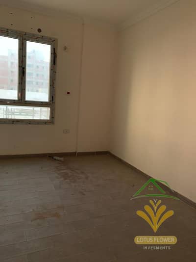 اللوتس الجنوبيه تاني نمرة من شارع النوادي بجوار الخدمات