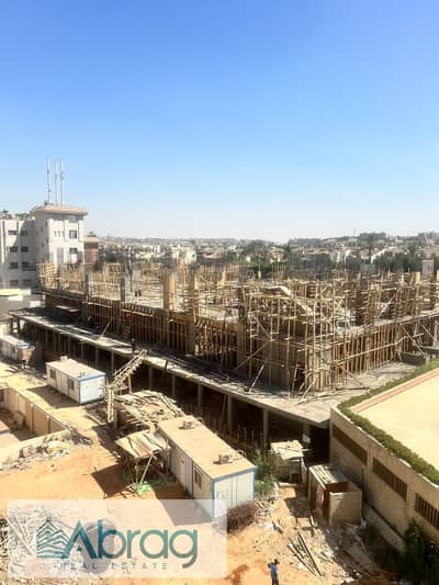 بمقدم 10% و اقساط علي 5 سنوات عيادة 80 م في مول 555 الشيخ زايد بجوار سعودي ماركت استلام سنة