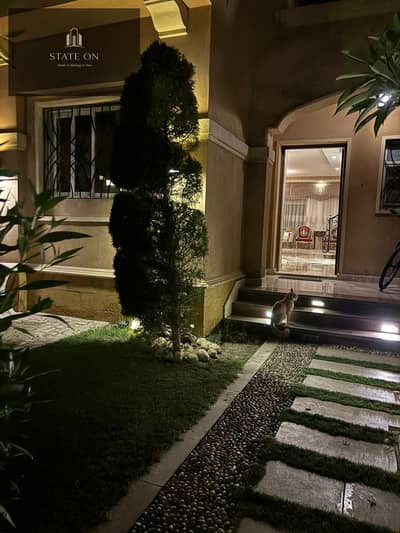 وحدة مميزة تجمع بين المساحات الواسعة، الخصوصية، والتصميم الراقي، وتقع على الدورين الثالث والرابع داخل أبتاون كايرو.
