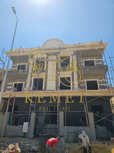 An explicit seafront apartment overlooking a large street separating Jasmine 5 and 3    Area*: 220 square meters  First floor right