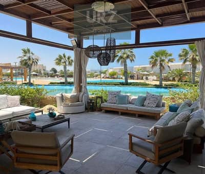 علي خليج راس الحكمة لاول مرة فيلا luxury صف اول علي البحر علي Natural lagoon في مدن الساحل الشمالي بالقرب مراسي  وسول ومرسي بغوش والماظة باي للبيع