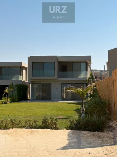 Own and invest with a 4 million down payment in a Sea Shore Hyde Park villa townhouse with a full panoramic sea view next to Hacienda La Vista Mounta
