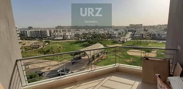 للبيع بخصم كبيرعلى طريق السويس شقه بفيو على ملاعب جولف تاج سيتي فى لوكيشن مميز دقايق من ماونتن فيو 1 و الرحاب طلعت مصطفى بالقرب من مفيدا التجمع الخامس