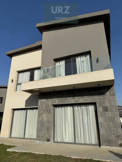 Villa for sale with a swimming pool a real bargain at a great price minutes from Palm Hills and Mountain View and close to Mivida and Sodic