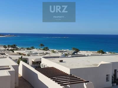 شالية seaview علي بعد 200 للبحر في قلب خليج راس الحكمة بفيو بارنوامي تشطيب فاخر مع التكيفات والمطبخ في مدن الساحل الشمالي بالقرب من سيلفر ساندس للبيع