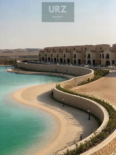 اقرب استلام فيلا تاون هاوس 5 غرف corner فيو علي lake بخصم 50 % او تقسيط علي طريق السويس للبيع بالقرب من الرحاب و the spine ومانتن فيو وكريك تاون