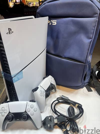 PS5 slim New with 2 controllers