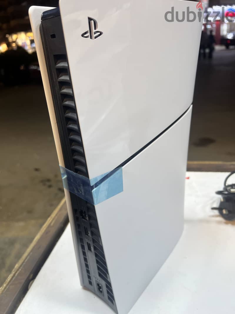 PS5 slim New with 2 controllers 1
