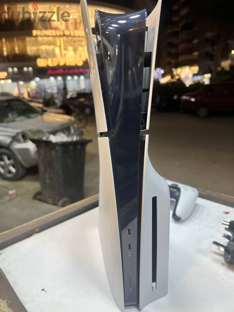 PS5 slim New with 2 controllers 2