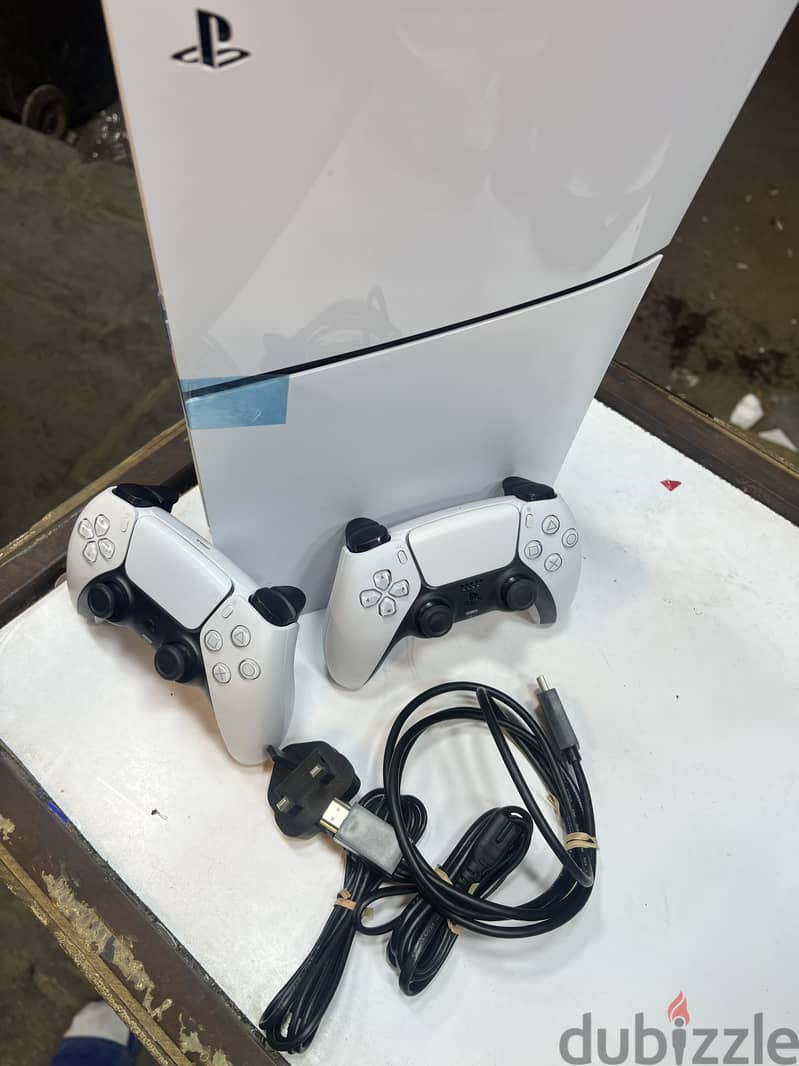 PS5 slim New with 2 controllers 3