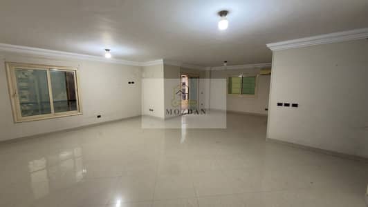 220 sqm apartment for rent, high-end (super-lux) finish, located next to Carrefour Maadi (Zahraa El Maadi) and Hub 50 Mall.