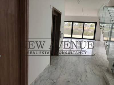 فيلا بحديقة للبيع بموقع متميز في البروج مدينة الشروق Al Burouj Al Shorouk City  متشطبة بالكامل و استلام فوري