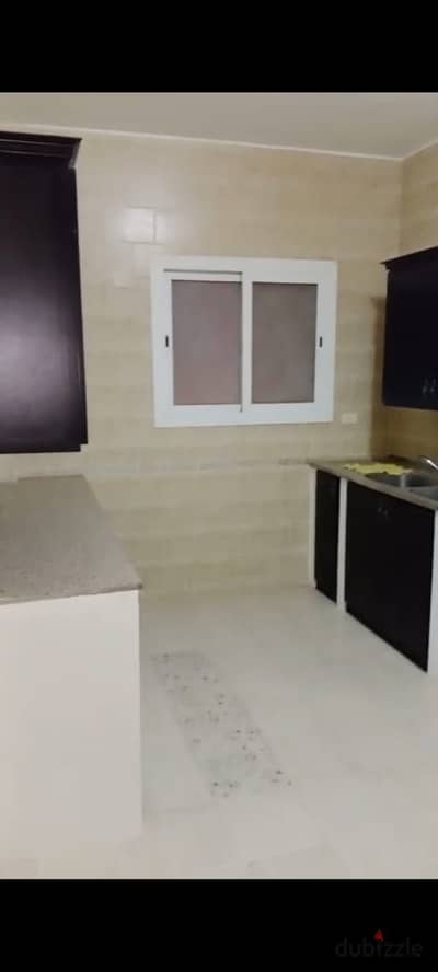 شقة متشطبة بالتكيفات والمطبخ للإيجار في كمبوند بيفرلي هيلز - سوديك Beverly Hills- Sodic  متاحة فورا - موقع مميز باطلالة مفتوحة